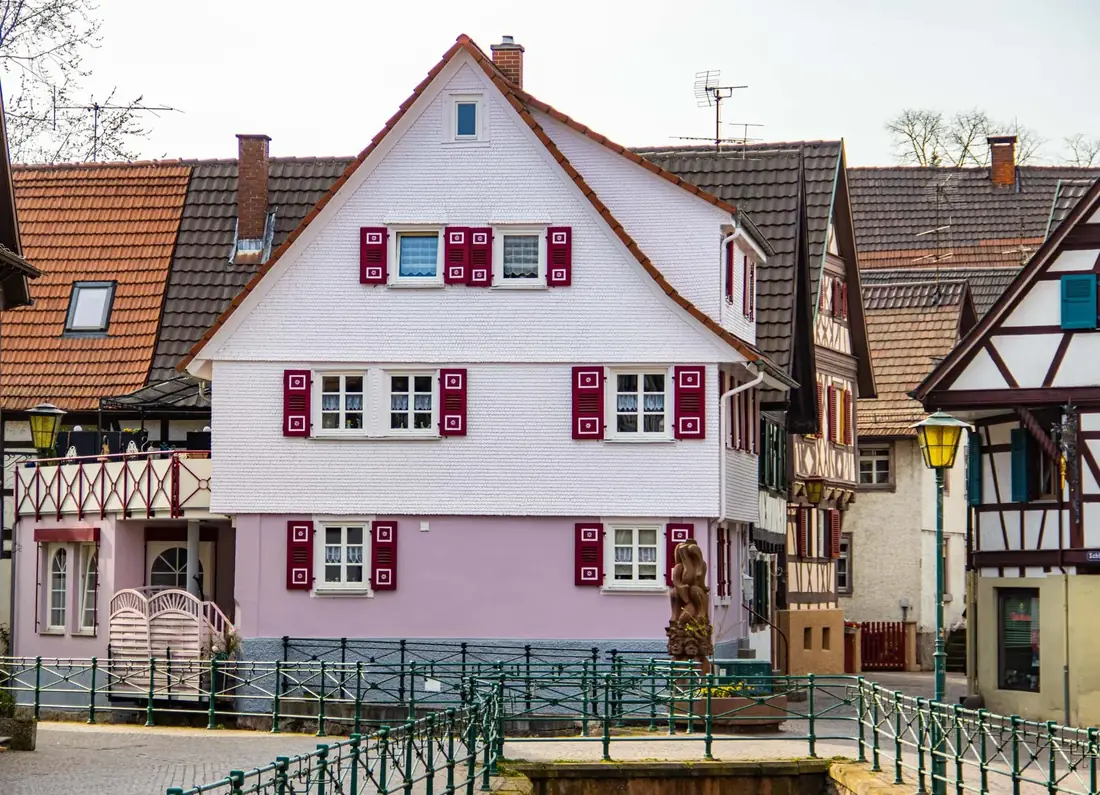 Altbau an der Bachanlage nach der Sanierung