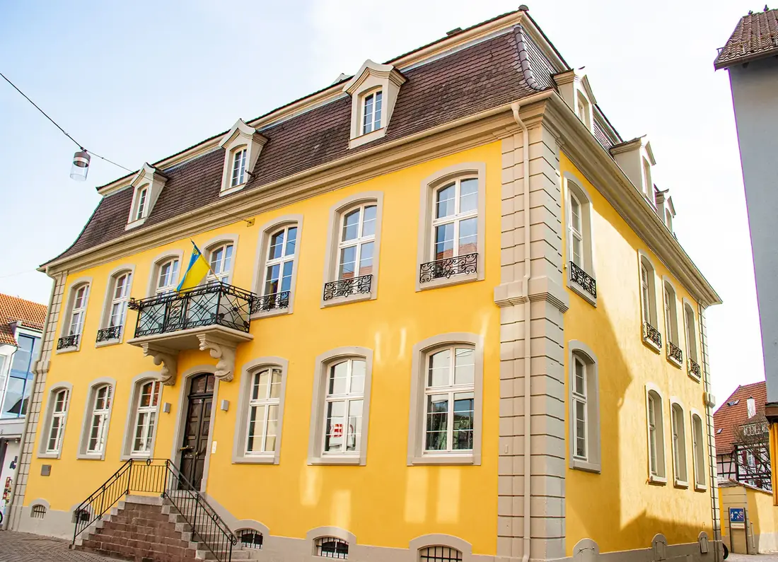 Sanierte gelbe Altbaufassade des Stadtschlosses der Delphinen Apotheke in Oberkirch