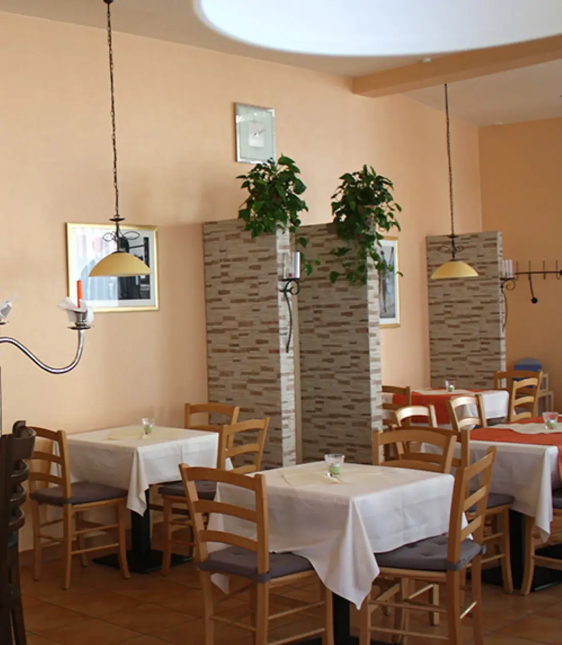 Gastraum eines italienischen Restaurants mit warmer Wandgestaltung