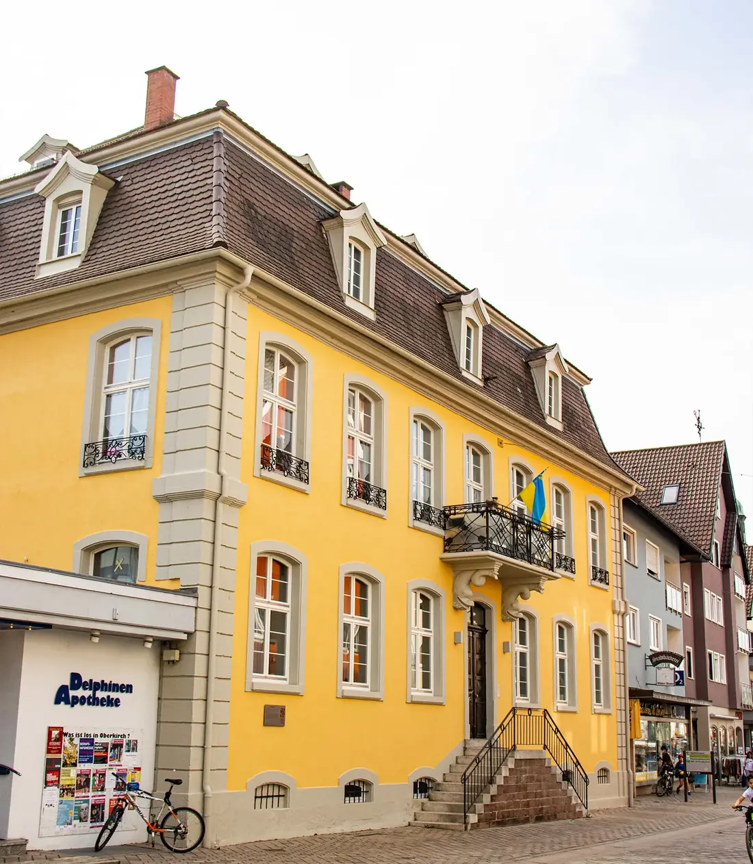 Detail einer sanierten Altbaufassade mit Gesims und Fensterrahmen